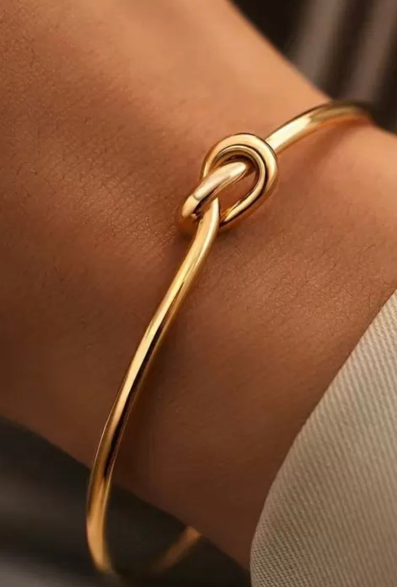 18K Gold Plated Link Chain Bracelet and Knot Open Bangle in a Jewelry Box