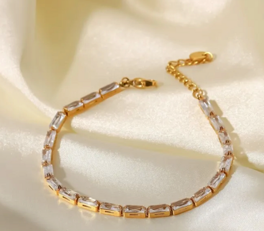 18K Gold Plated Fashion Bracelet in a Jewelry Box